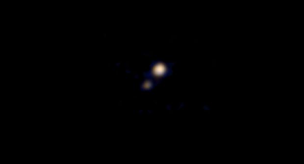 Карликовая планета Плутон и ее спутник Харон / NASA