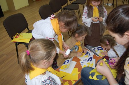 Пластуни передали обереги та вітання з Великоднем воїнам на Схід
