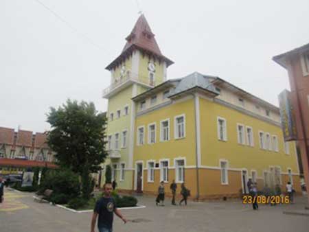 В Надвірній встановлено новий годинник на місцевій ратуші