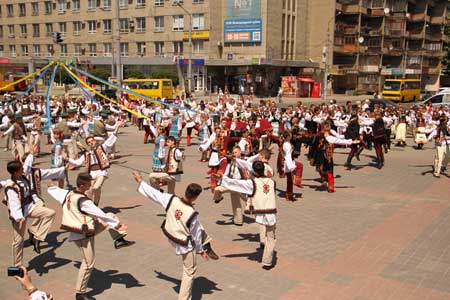 В Івано-Франківську відбувся фестиваль народного танцю В Івано-Франківську відбувся фестиваль народного танцю