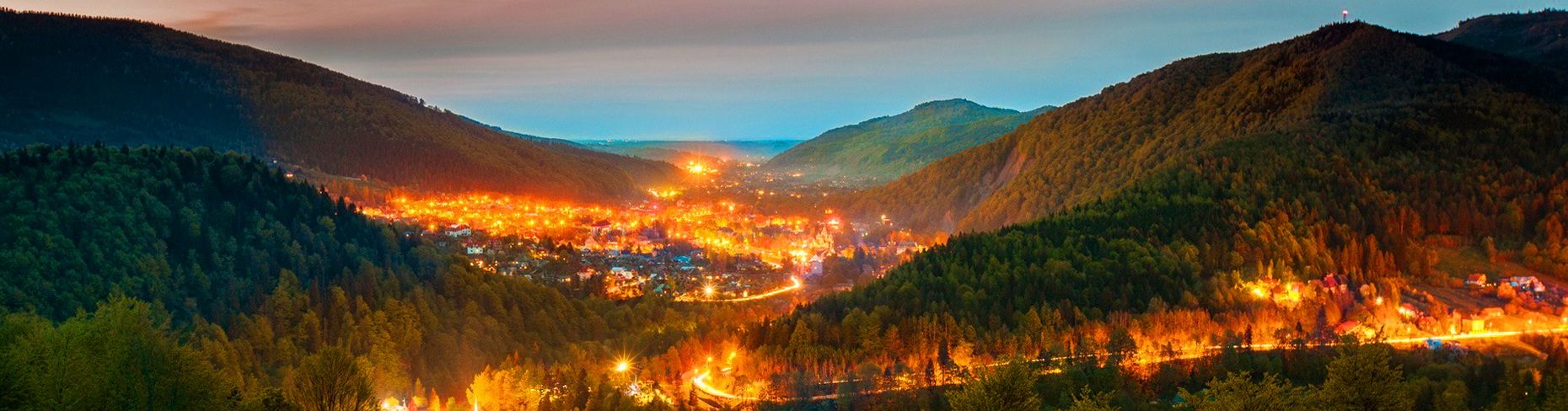 Нічний вид Яремча з висоти пташиного польоту Панорама нічного Яремче (Яремча)