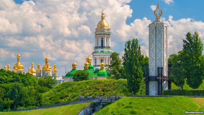 Вигляд на Києво-Печерську лавру з боку «Меморіалу жертв Голодомору» (ліворуч), що присвячений загиблим під час геноциду в Україні в 1932-33 роках, здійсненого тодішнім комуністичним режимом СРСР