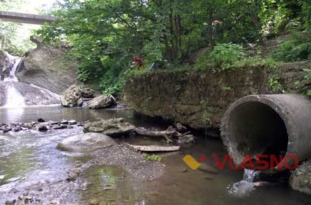 Туристи можуть скупатися у карпатських водоспадах за селищем, яке колись спалив Олекса Довбуш