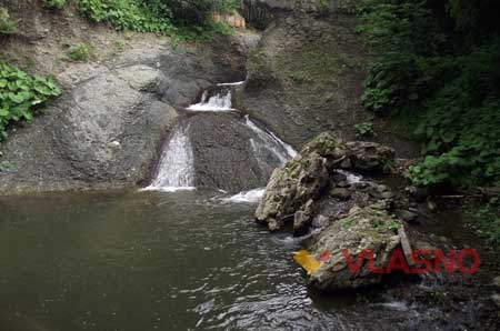 Туристи можуть скупатися у карпатських водоспадах за селищем, яке колись спалив Олекса Довбуш