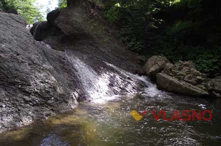 Туристи можуть скупатися у карпатських водоспадах за селищем, яке колись спалив Олекса Довбуш