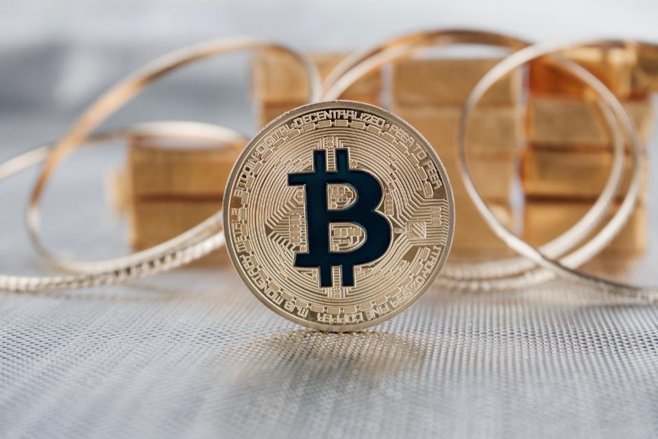 золото или биткойны