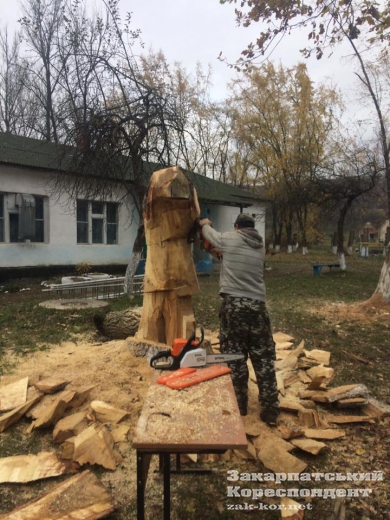 На Закарпатті кращі різьбярі створюють унікальну алею: опубліковано ФОТО