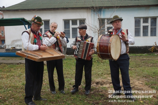 На Закарпатті кращі різьбярі створюють унікальну алею: опубліковано ФОТО