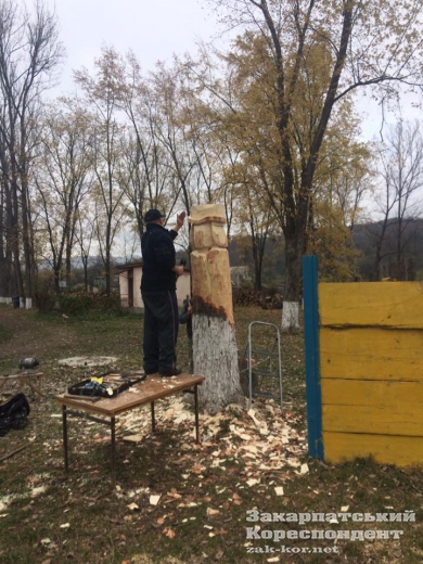 На Закарпатті кращі різьбярі створюють унікальну алею: опубліковано ФОТО