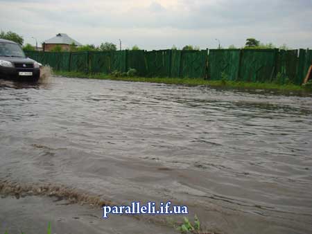 В Івано-Франківську затопило вулицю Надрічну