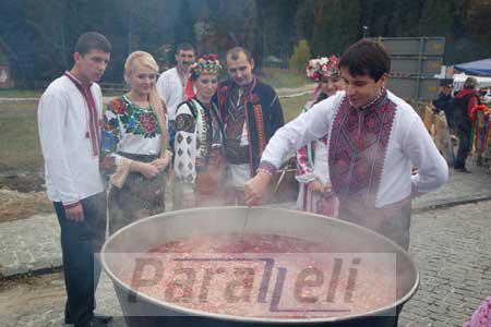 На "Буковелі" відгуляли українське весілля На "Буковелі" відгуляли українське весілля