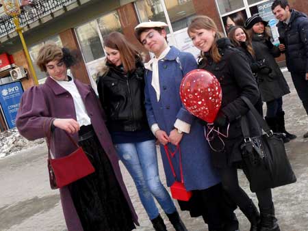 В Івано-Франківську Клара Цеткін та Роза Люксембург привітати мешканок міста з днем жінок-трудівниць