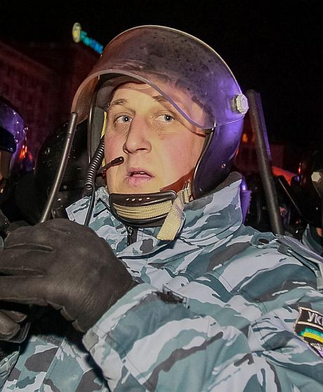 Упізнано кількох "беркутівців", які били мирних демонстрантів та журналістів Упізнано кількох "беркутівців", які били мирних демонстрантів та журналістів