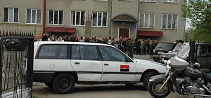 У Коломиї пікетують РДА через нового керівника. «Правий сектор» зносить шини (фоторепортаж)