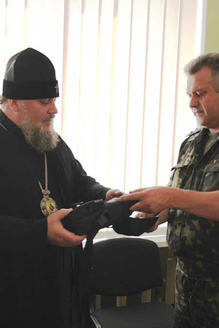Митрополит Івано-Франківський і Галицький передав тепловізор та гуманітарну допомогу для Прикарпатського батальйону Митрополит Івано-Франківський і Галицький передав тепловізор та гуманітарну допомогу для Прикарпатського батальйону
