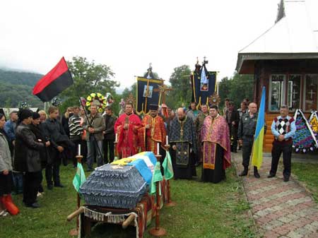 На Прикарпатті поховали загиблого у зоні АТО бійця батальйону На Прикарпатті поховали загиблого у зоні АТО бійця батальйону