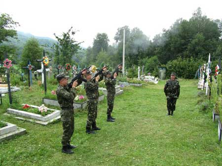 На Прикарпатті поховали загиблого у зоні АТО бійця батальйону На Прикарпатті поховали загиблого у зоні АТО бійця батальйону