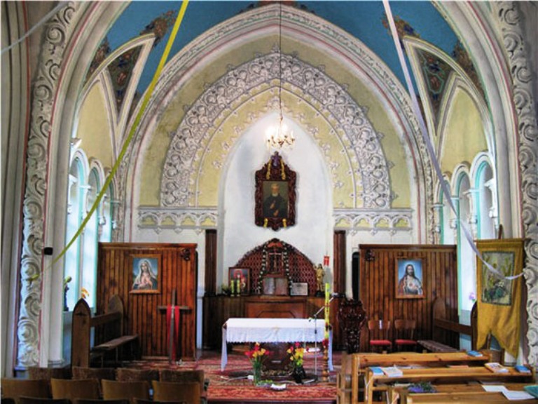 всередині костелу