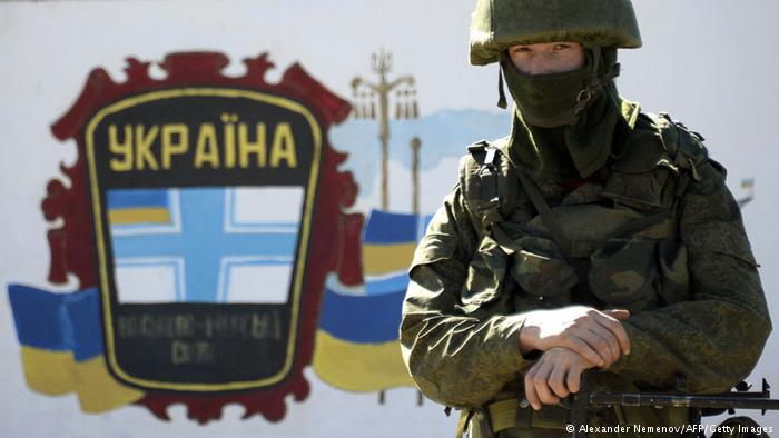 Зелений чоловічок на тлі української бази у Перевальному. Березень 2014-го