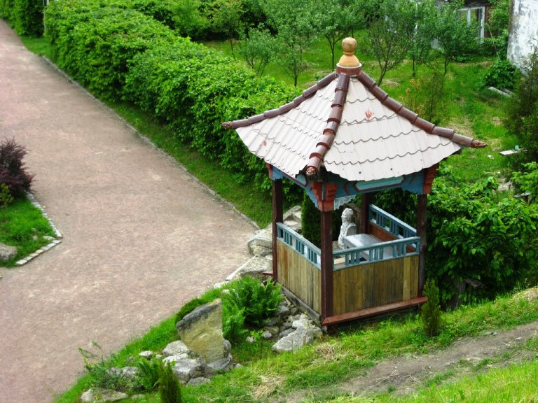 Парк біля музею