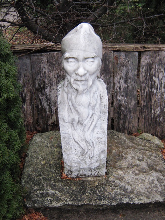 Статуя у парку