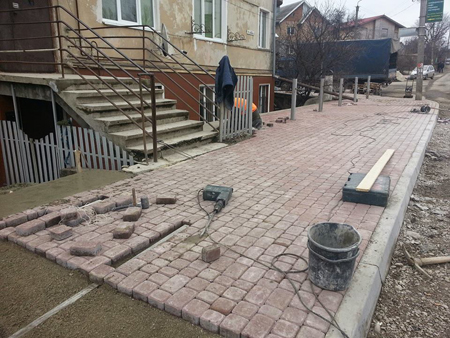 В Івано-Франківську розпочато роботи по укладці тротуарної плитки