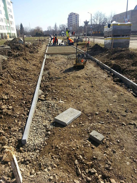 В Івано-Франківську розпочато роботи по укладці тротуарної плитки