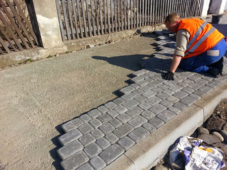 В Івано-Франківську розпочато роботи по укладці тротуарної плитки