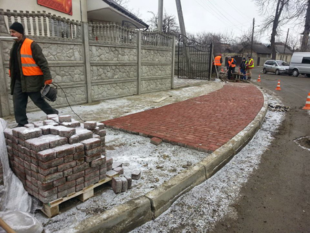 В Івано-Франківську розпочато роботи по укладці тротуарної плитки