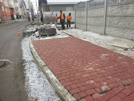 В Івано-Франківську розпочато роботи по укладці тротуарної плитки