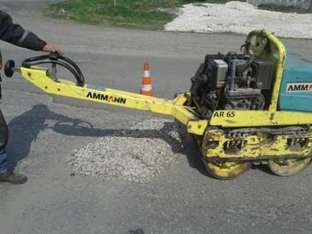 Дорожники продовжують ліквідовувати ямковість на дорогах Прикарпаття