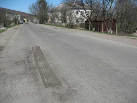 Дорожники продовжують ліквідовувати ямковість на дорогах Прикарпаття