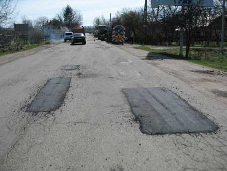 Дорожники продовжують ліквідовувати ямковість на дорогах Прикарпаття