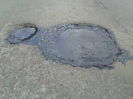 Дорожники продовжують ліквідовувати ямковість на дорогах Прикарпаття