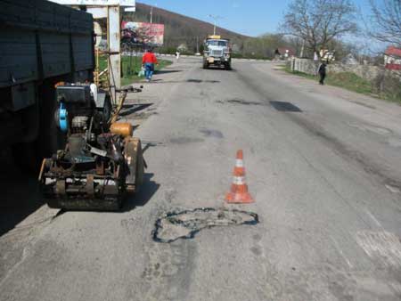 Дорожники продовжують ліквідовувати ямковість на дорогах Прикарпаття
