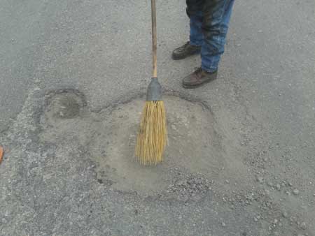 Дорожники продовжують ліквідовувати ямковість на дорогах Прикарпаття