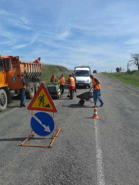 На Прикарпатті продовжують латати дороги