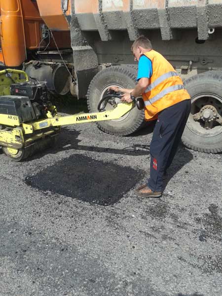 На Прикарпатті продовжують латати дороги