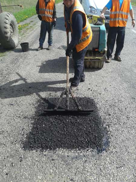 На Прикарпатті продовжують латати дороги