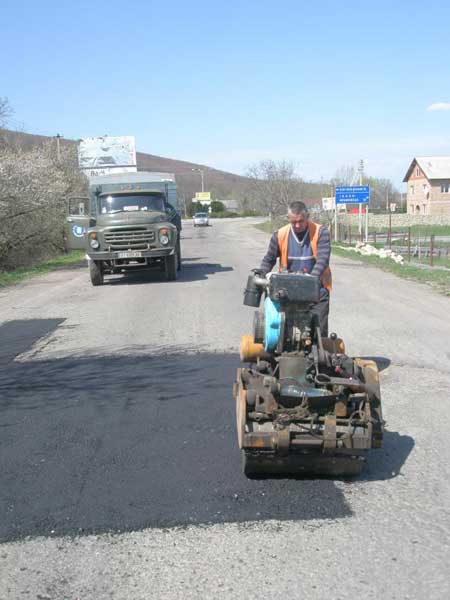 На Прикарпатті продовжують латати дороги