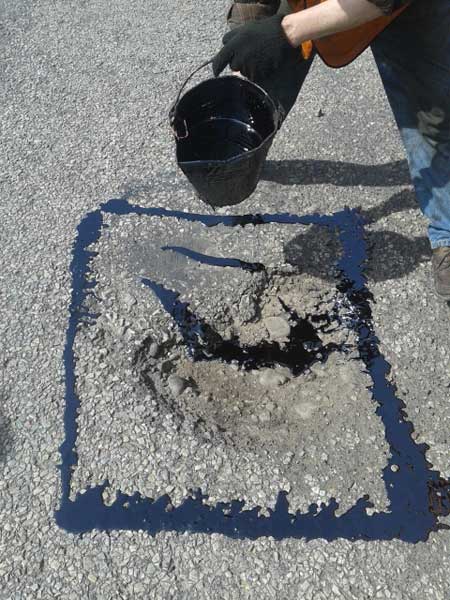 На Прикарпатті продовжують латати дороги