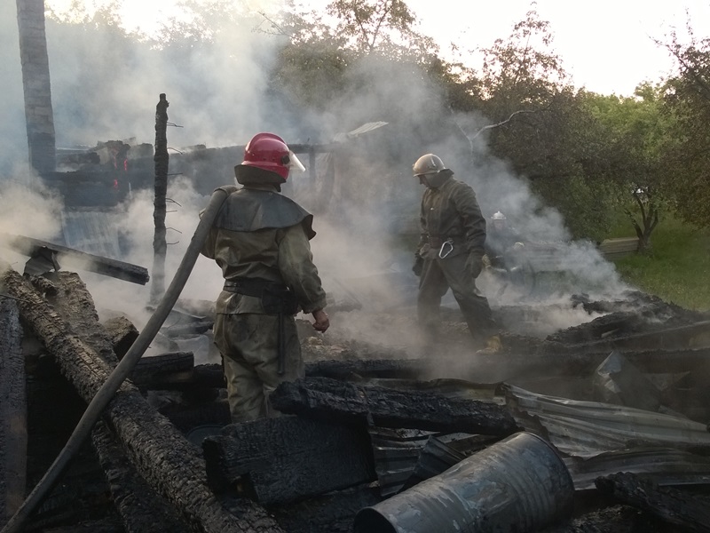 На Косівщині вогонь вщент знищив помешкання місцевої сім'ї. Загинуло двоє людей. Фото (фото) - фото 6