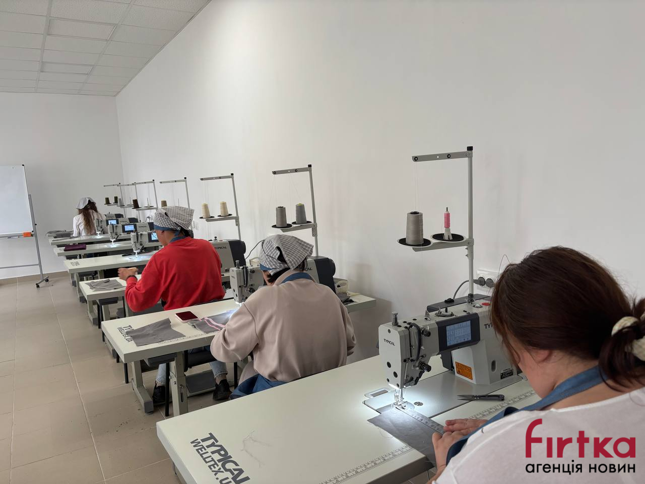 навчальна кімната та швачки під час роботи
