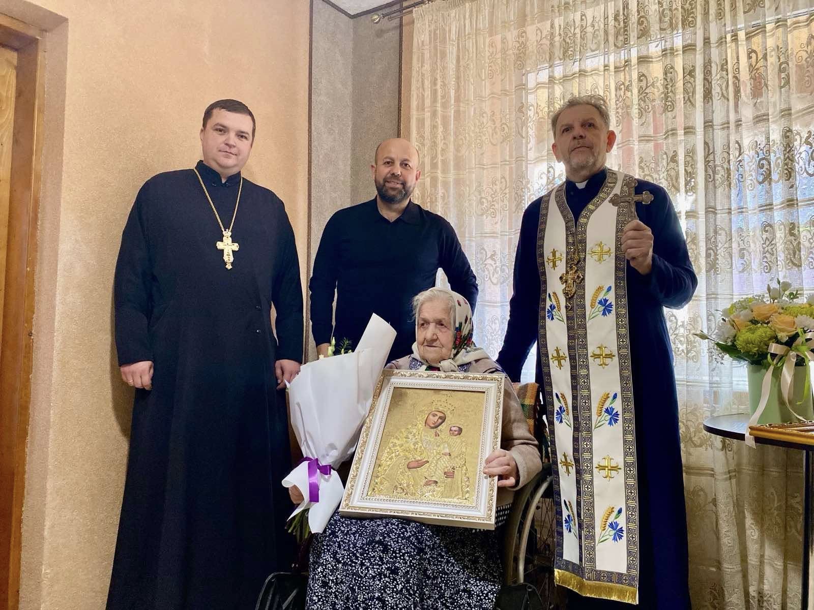 фото: привітання довгожительки Анни Грешко