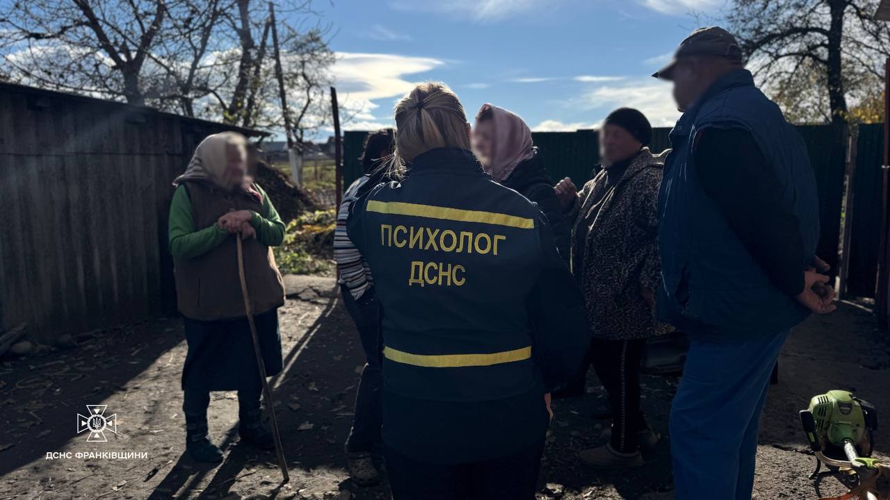 психолог ДСНС спілкується із родиною загиблого хлопця